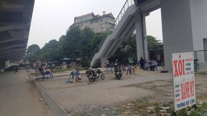 Tại ga Văn Khê (quận Hà Đông, Hà Nội) cách ga cuối Yên Nghĩa khoảng 500m đang bị 4 - 5 cửa hàng tự phát bủa vây.