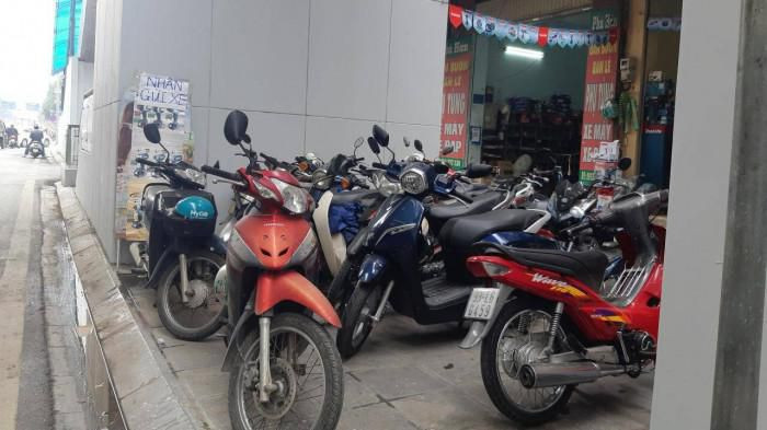 Trong khi chờ các quận bố trí bãi gửi xe, một số người dân có cửa hàng ở khu vực ga tàu tận dụng nhận trông giữ xe.