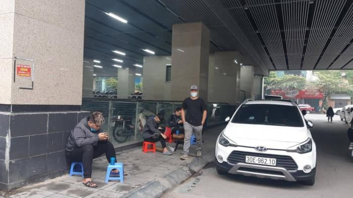 Thời điểm đông khách, chủ cửa hàng còn ngang nhiên kê ghế cho khách qua khu vực vỉa hè (nơi để khách xuống tàu đi bộ qua), đẩy nhiều người đi tàu phải đi bộ ở khu vực các phương tiện đang lưu thông gây mất ATGT.