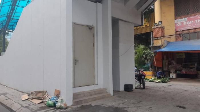 Tại chân ga tàu điện cũng đang trở thành nơi tập kết rác thải của nhiều người. Trao đổi với Báo Giao thông, TS. Vũ Anh Tuấn, Giám đốc Trung tâm Nghiên cứu GTVT Việt Đức cho rằng, tình trạng các điểm bán hàng tự phát ngay ở chân các nhà ga tuyến đường sắt Cát Linh - Hà Đông cần dẹp bỏ sớm. Hoạt động tự phát này diễn ra lâu dài sẽ trở thành thói quen của người dân. “Thành phố cần xem xét các khu vực chân ga để tổ chức phù hợp, có thể cấp phép cho các hoạt động kinh doanh để thu lợi và sắp xếp hợp lý. Chân ga mà như cái chợ sẽ gây phản cảm, mất mỹ quan”, TS. Tuấn nói.