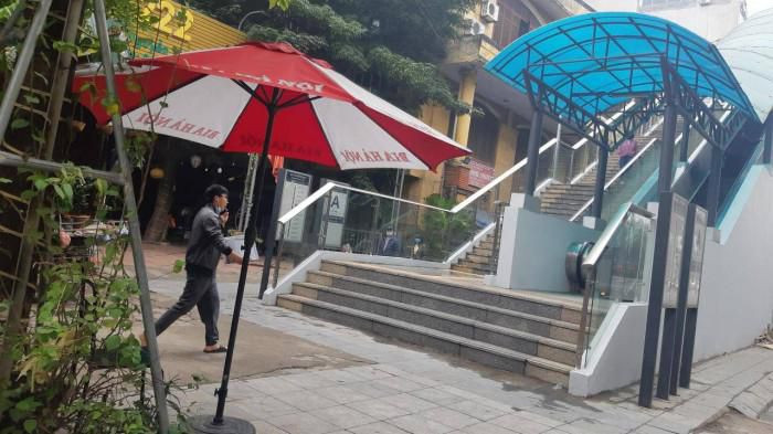 Chủ cửa hàng còn kê ô cho khách hàng giữa lối lên tàu của hành khách