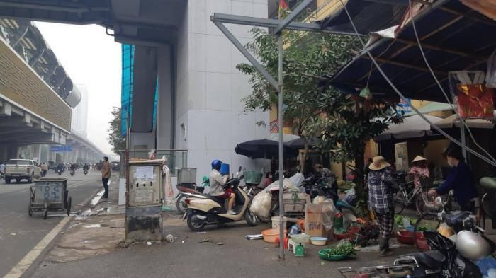 Nhiều tiểu thương biến các khu vực này thành nơi họp chợ, ngang nhiên bày biện hàng hóa buôn bán khu vực chân ga Thượng Đình.