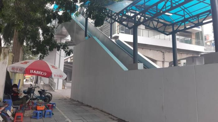 Chủ quán trà đá còn dựng ô, kê ghế bày bán trên vỉa hè ngay sát khu vực ga tàu.