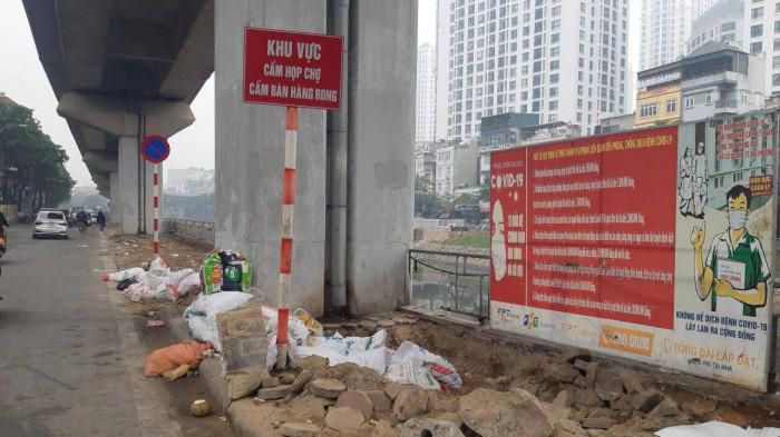 Khung cảnh lộn xộn dưới chân tàu khu vực Ngã Tư Sở