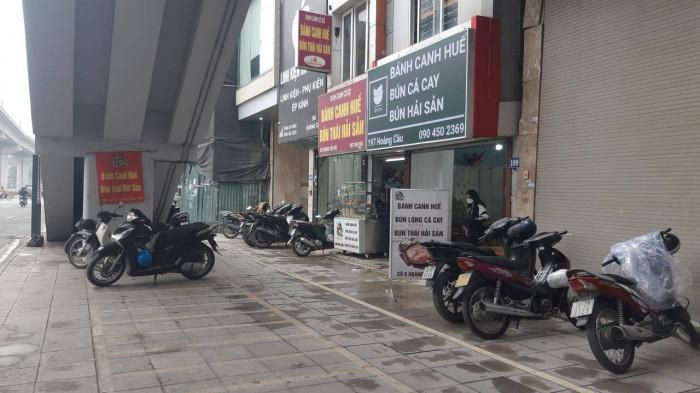 Ông Đỗ Việt Hải - Phó giám đốc Sở GTVT Hà Nội cho rằng, các ga tàu kết nối chủ yếu để phục vụ hành khách, thành phố chưa cho phép mở các hoạt động kinh doanh. Việc để khu vực ga tàu nhếch nhác, hàng quán bủa vây thuộc trách nhiệm chính của các phường, quận. Để đảm bảo an toàn, tạo mỹ quan cho khu vực ga tàu điện, các quận phải nhanh chóng giải tỏa tình trạng này.