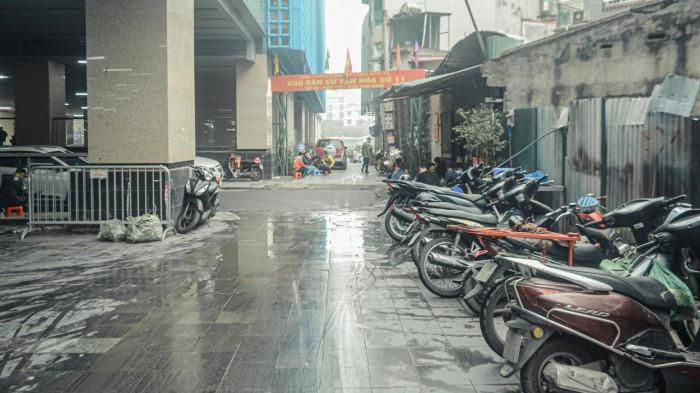 Khu vực điểm đầu ga Cát Linh, nhiều vị trí trở thành nơi người dân bày biện hàng hóa, bàn ghế để mở quán nước.