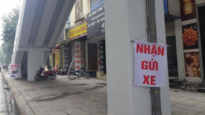 Các hộ kinh doanh đua nhau trưng biển quảng cáo các vật dụng cửa hàng đang kinh doanh - Ảnh chụp tại khu vực ga La Khê.