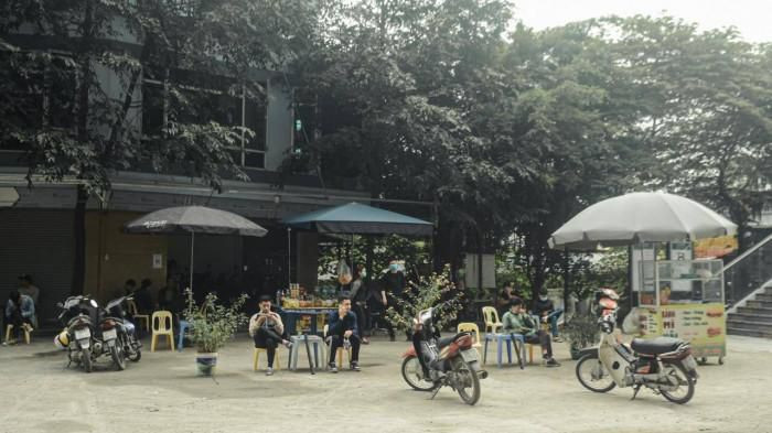 Ga Văn Khê có diện tích rộng so với nhiều ga khác nên các hộ kinh doanh bày biện đủ thứ hàng hóa, từ đồ ăn vặt, quán nước, bán mũ bảo hiểm, đến dịch vụ gửi xe, xe ôm. “Từ ngày 6/11, khi thấy tàu điện trên cao hoạt động, tôi và các anh em rủ nhau ra đây bán hàng, trông giữ xe vì nghĩ sẽ đông khách”, chị Phương, chủ hàng trông giữ xe ở đây cho biết.