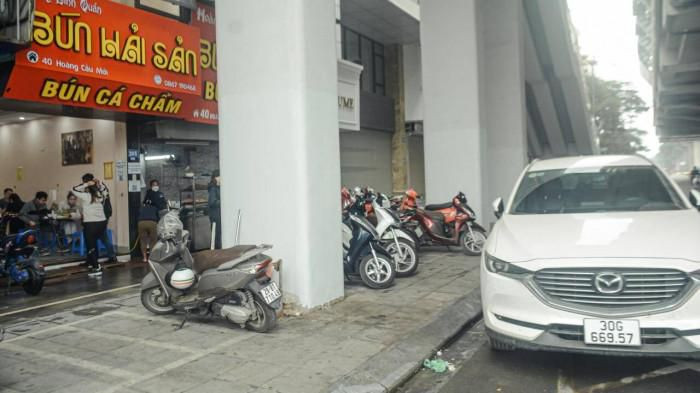 Tại dưới chân ga Thái Hà từ số 193 đến 217 Hoàng Cầu, các hộ kinh doanh thay vì hướng dẫn khách để xe trong khu vực vạch kẻ theo quy định lại bố trí nơi để phương tiện cá nhân cho khách vào ăn uống ở ngay chân ga tàu.