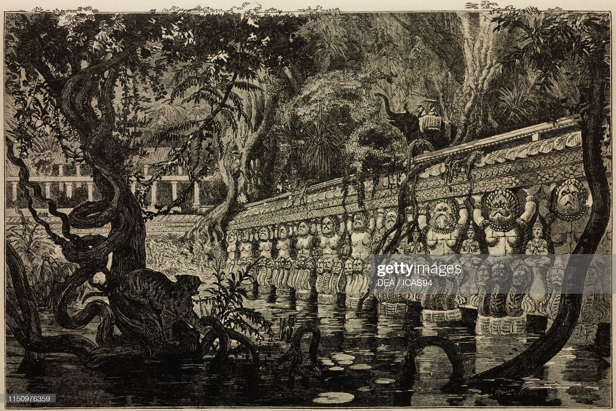 Cầu có phù điêu hình Garuda ở khu phức hợp Preah Khan Kompong Svay, cách Angkor 100 km về phía Đông.