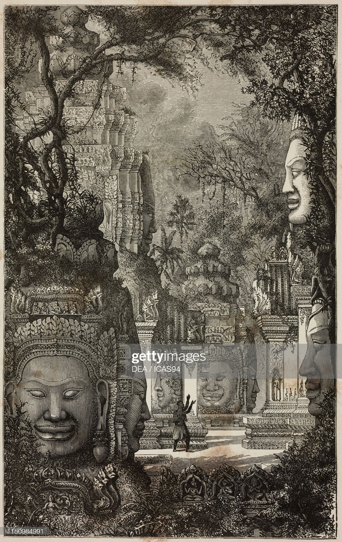 Những tác phẩm điêu khắc nằm trong rừng rậm của đền Bayon.