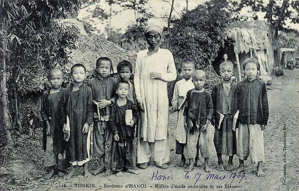 Thầy giáo làng và các học trò ở vùng ven Hà Nội, hình ảnh trên tấm bưu thiếp đề năm 1909.