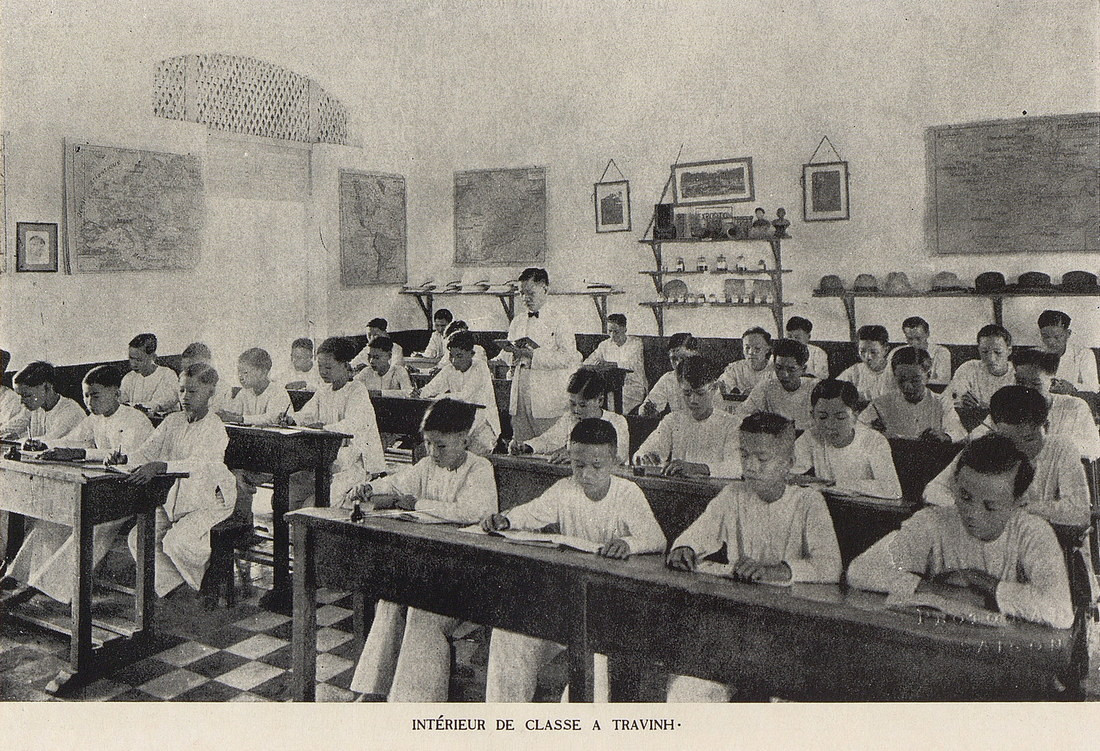 Thầy giáo đọc bài giảng trong một lớp học ở Trà Vinh một thế kỷ trước.