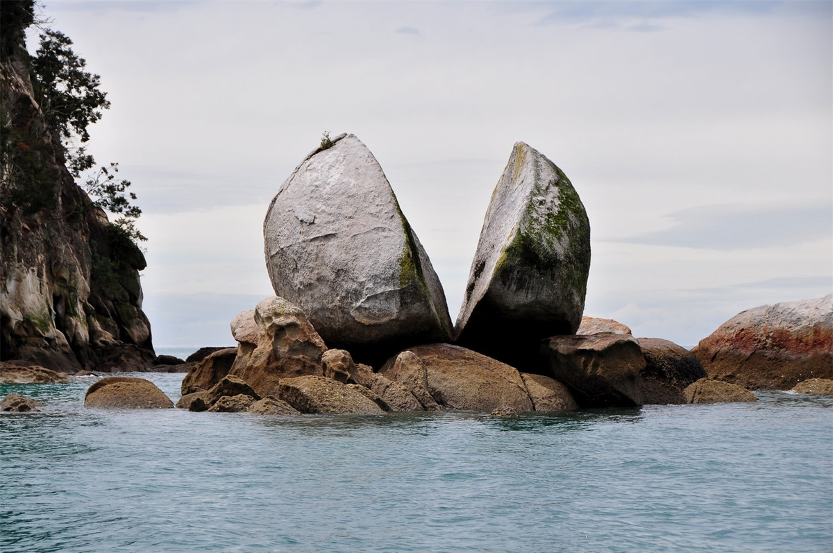 Split Apple Rock là kỳ quan địa chất nổi tiếng nằm ngoài khơi vùng vịnh Tasman, phía bắc của đảo Nam, New Zealand.