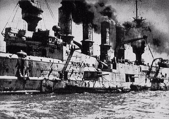 Chiếc Monmouth cũng chìm theo hai giờ sau đó, sau khi cố gắng rút lui và bị đánh chìm bởi tàu tuần dương hạng nhẹ Nurnberg. Khoảng 1.600 người Anh, bao gồm cả Cradock, thiệt mạng cùng với hai con tàu.