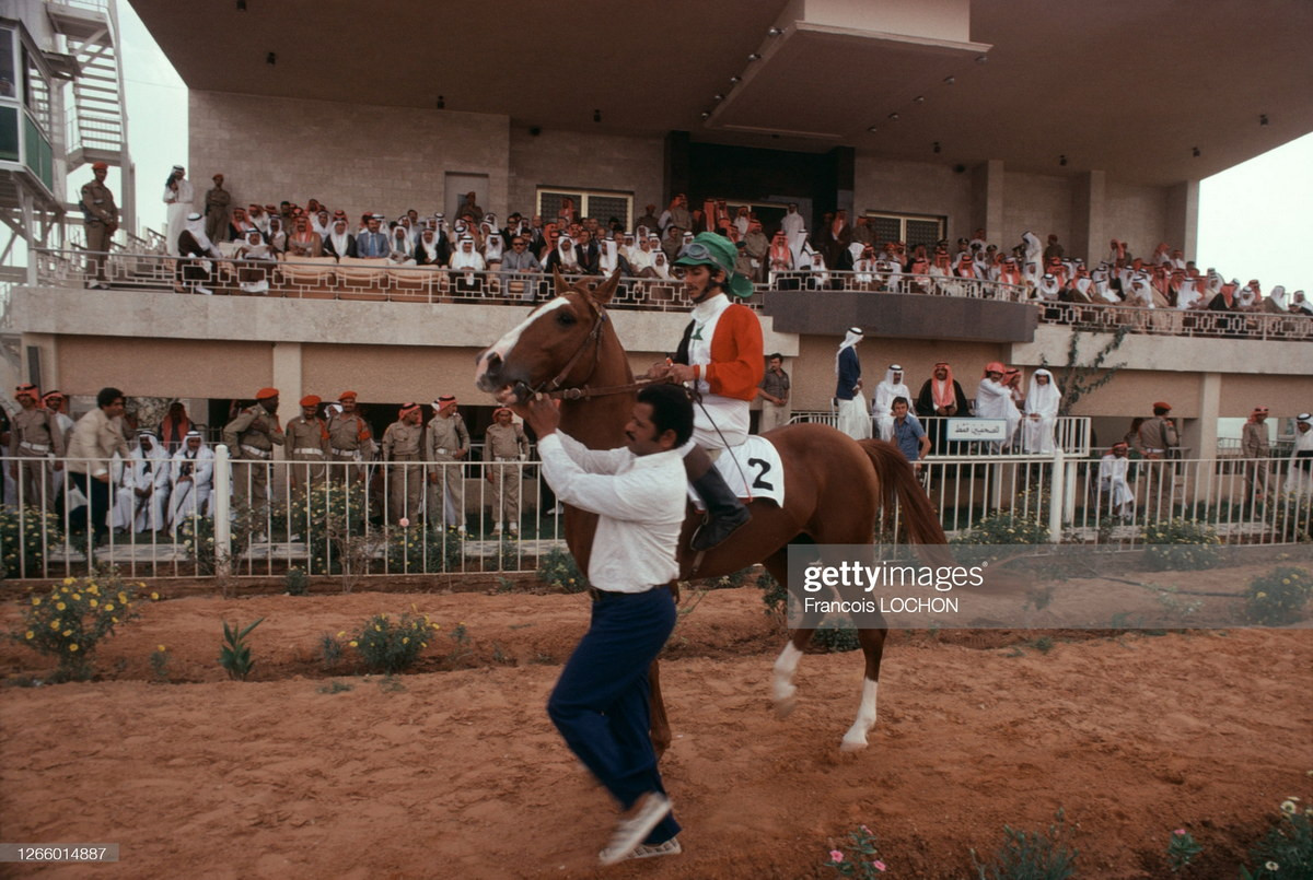 Một tay đua ở trường đua ngựa.