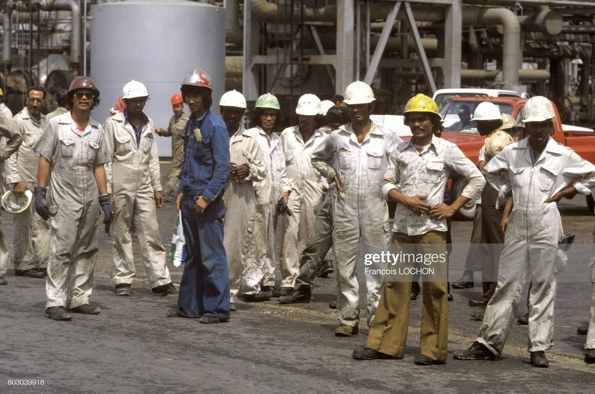 Các công nhân ngoại quốc tại một cơ sở dầu khí.