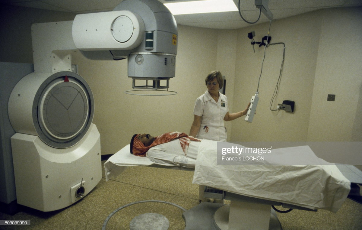 Bác sĩ phương Tây khám cho bệnh nhân trong một bệnh viện của Ả Rập Saudi.