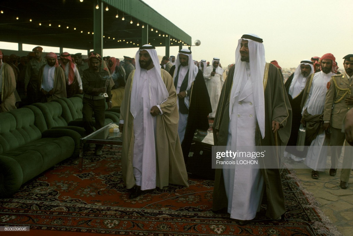 Quốc vương Khaled đến dự một buổi lễ.