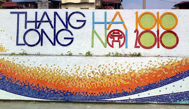 Việt Nam đã có một số lần xuất hiện trong sách Kỷ lục Guinness, có thể kể đến Con quay tự quay lâu nhất thế giới (2011), Tranh ghép nhiều mảnh nhất (2011), Con đường gốm sứ dài nhất thế giới (2010)...