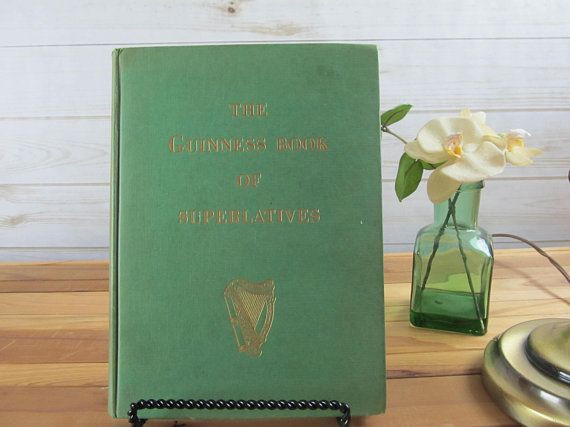 Tuy nhiên, Kỷ lục Guinness nhanh chóng nhận được sự quan tâm mạnh mẽ và trở nên phổ biến đến mức công ty bắt đầu bán sách vào mùa thu. Nó nhanh chóng trở thành một cuốn sách bán chạy nhất năm đó.