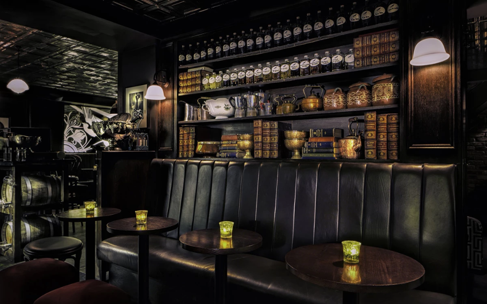 Nghĩ rằng những khách quen của các quán rượu tại Anh sẽ thích một cuốn sách kỷ lục có thể được sử dụng để giải quyết kiểu bất đồng nho nhỏ này, Beaver quyết định xuất bản một cuốn sách.