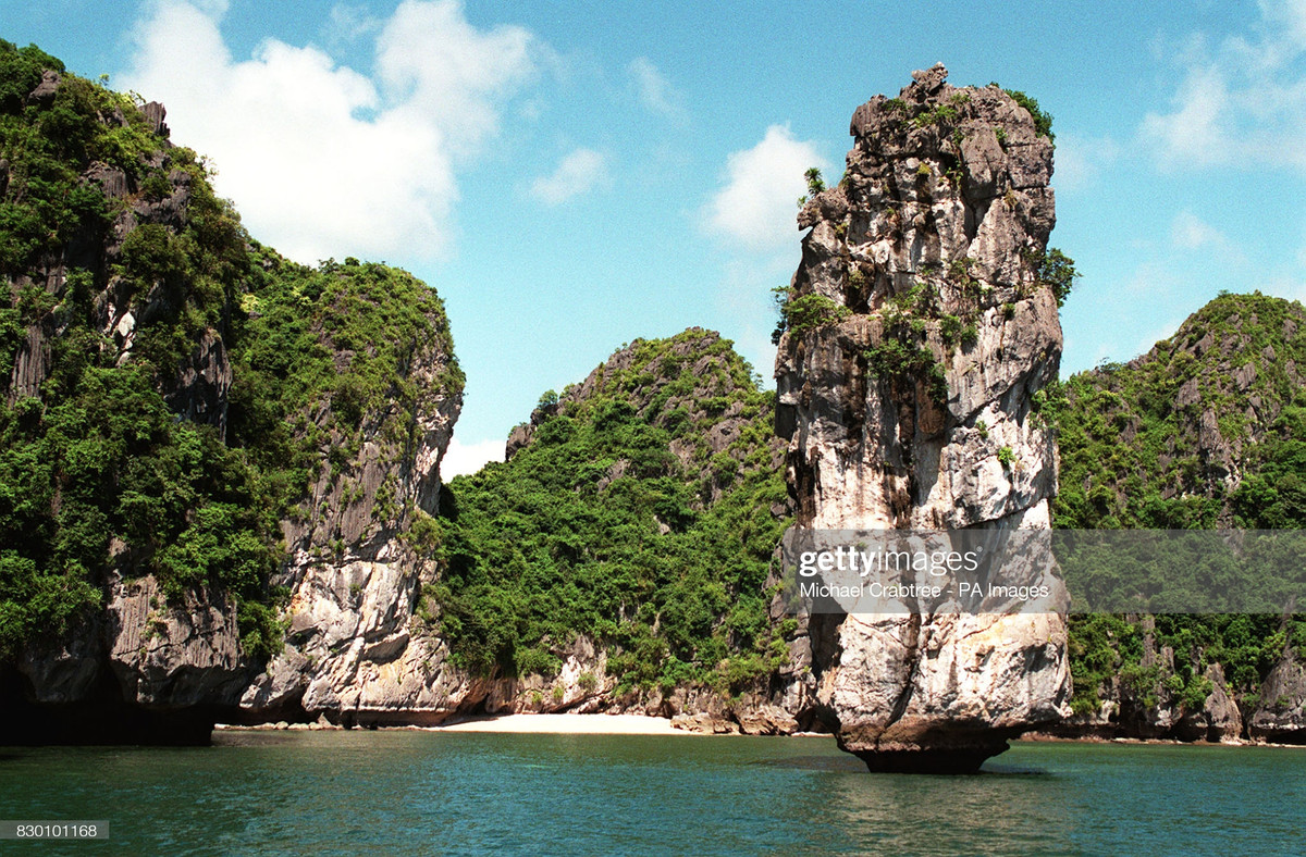 Hòn Bút, khối đá có hình dạng như cây bút cắm xuống vịnh Hạ Long.