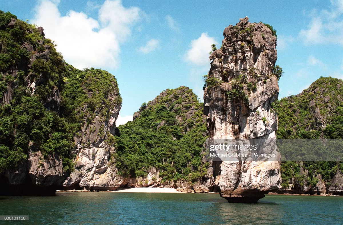 Hòn Bút, khối đá có hình dạng như cây bút cắm xuống vịnh Hạ Long.