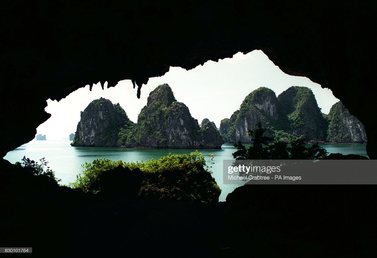 Phong cảnh nhìn từ hang Trống, Di sản thiên nhiên thế giới Vịnh Hạ Long, Quảng Ninh.