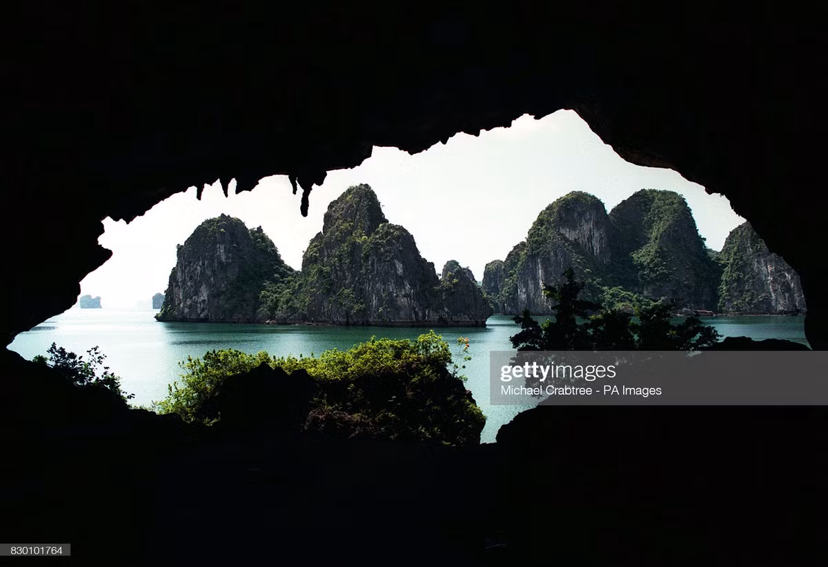 Phong cảnh nhìn từ hang Trống, Di sản thiên nhiên thế giới Vịnh Hạ Long, Quảng Ninh.