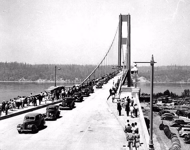 Với chiều dài 1,8 km, Tacoma Narrows là cây cầu treo dài thứ ba trên thế giới lúc bấy giờ. Cầu sở hữu thiết kế đẹp và thanh mảnh. Các kỹ sư thời đó cho rằng thiết kế này hoàn toàn an toàn.