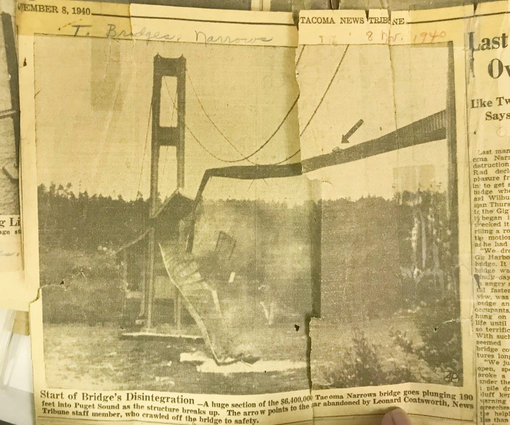 Dù sở hữu các trụ cầu làm bằng thép carbon vô cùng vững chắc, cầu Tacoma Narrows vẫn bị khuất phục trước sức mạnh kinh hồn của thiên nhiên. Cuối cùng, cây cầu sụp đổ xuống lòng vịnh Puget.