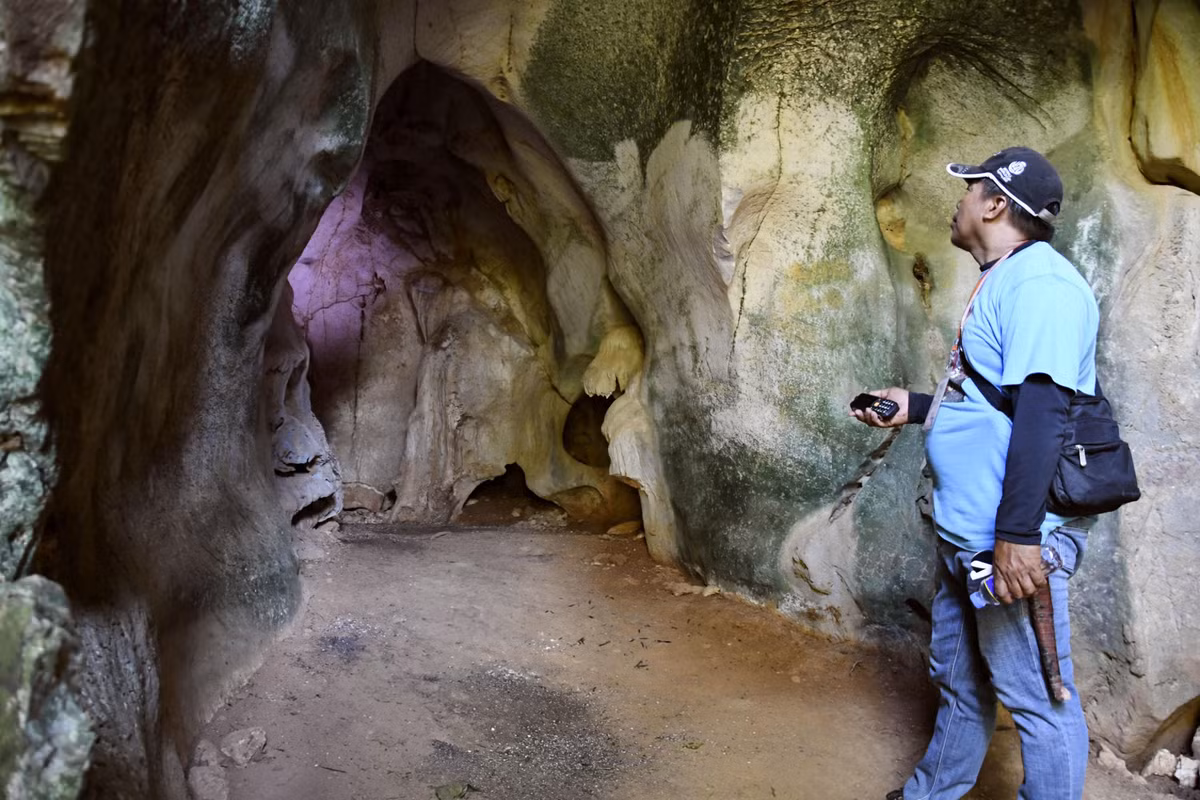 Nơi trú ẩn của Onoda là một hang đá tự nhiên mà ông tìm thấy trong rừng. Ông đã tạo ra một hệ thống các lối mòn để thuận tiện cho việc di chuyển và tìm kiếm thức ăn trong khu vực mình sinh sống.