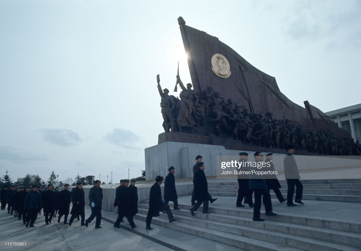 Nhóm du khách ghé thăm Đài tưởng niệm Mansudae ở thành phố Bình Nhưỡng.