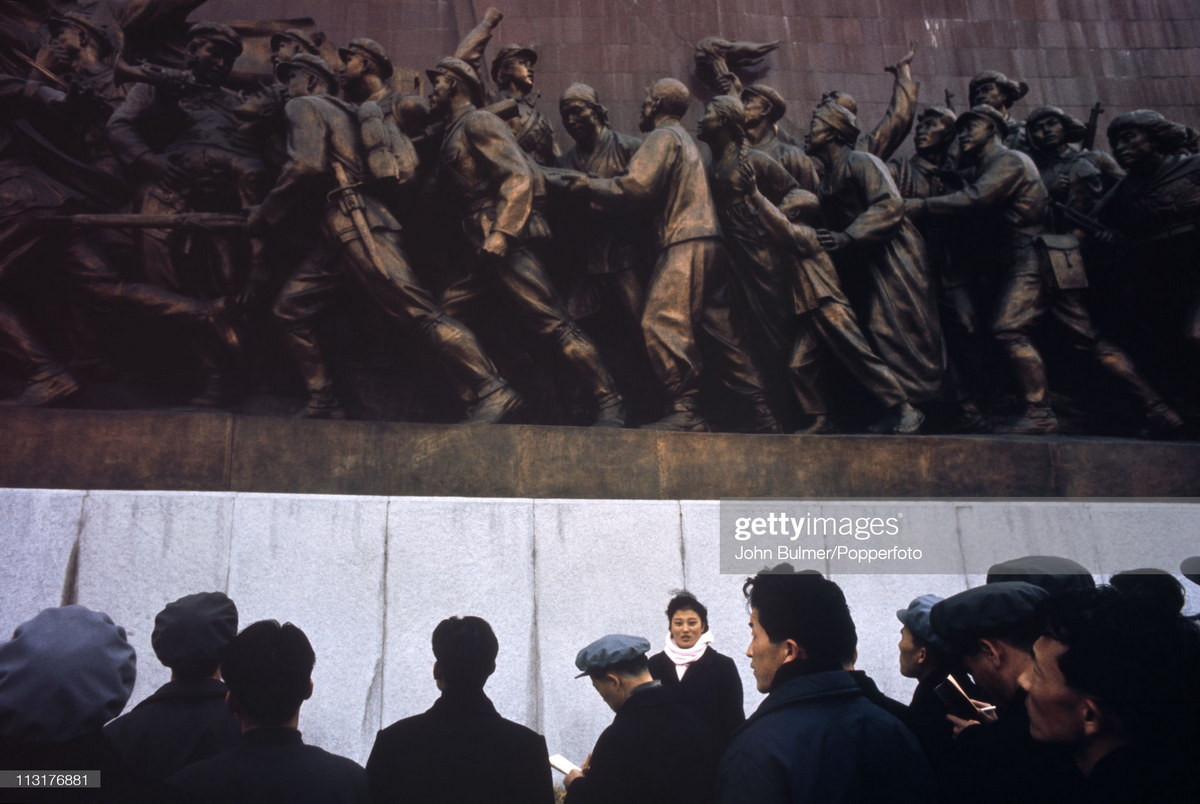 Hướng dẫn viên thuyết trình tại khối tượng đài mô tả cuộc đấu tranh cách mạng của nhân dân Triều Tiên.