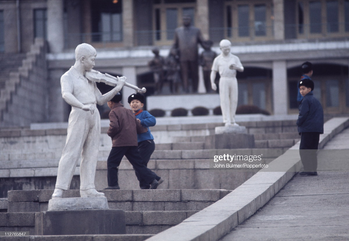 Các cậu bé chơi đùa trong khuôn viên Cung Thiếu nhi.