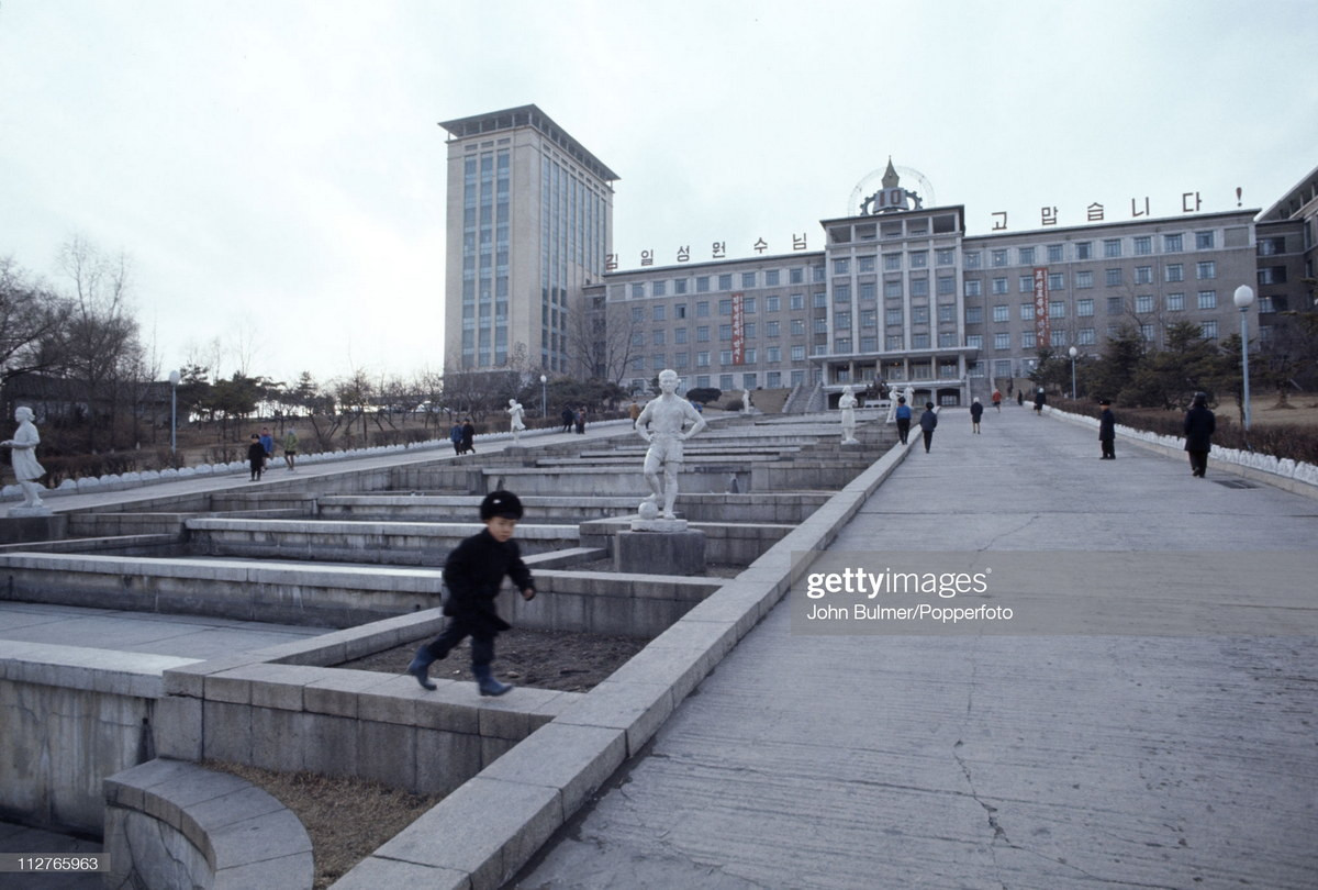 Trên lối vào Cung Thiếu nhi Bình Nhưỡng.