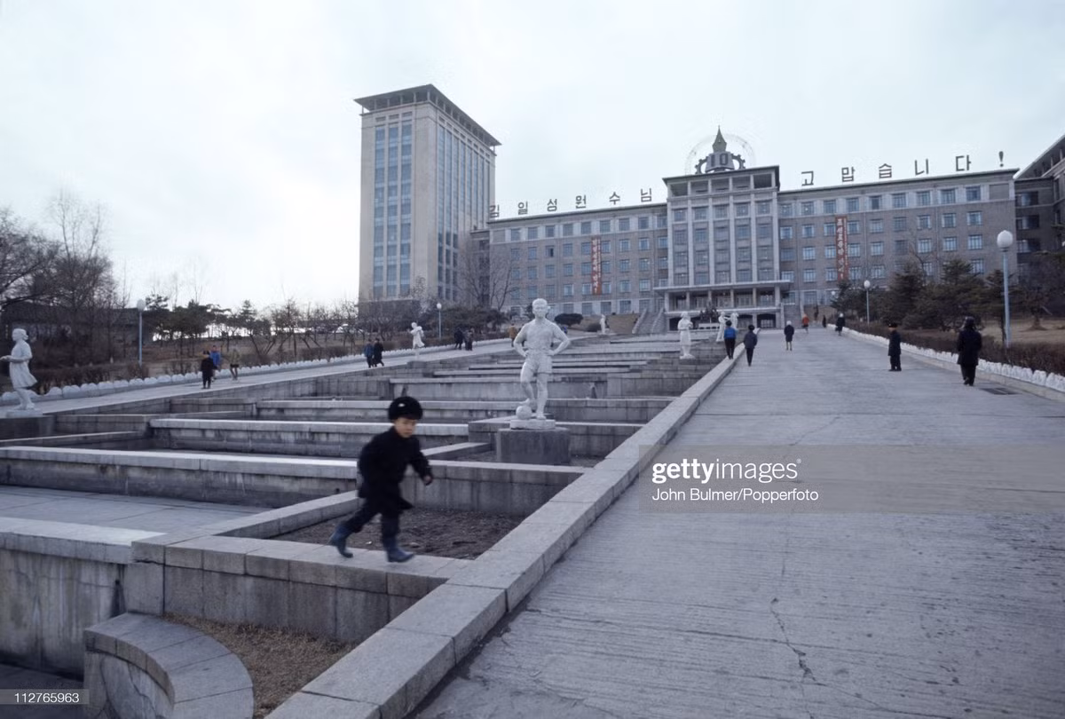 Trên lối vào Cung Thiếu nhi Bình Nhưỡng.