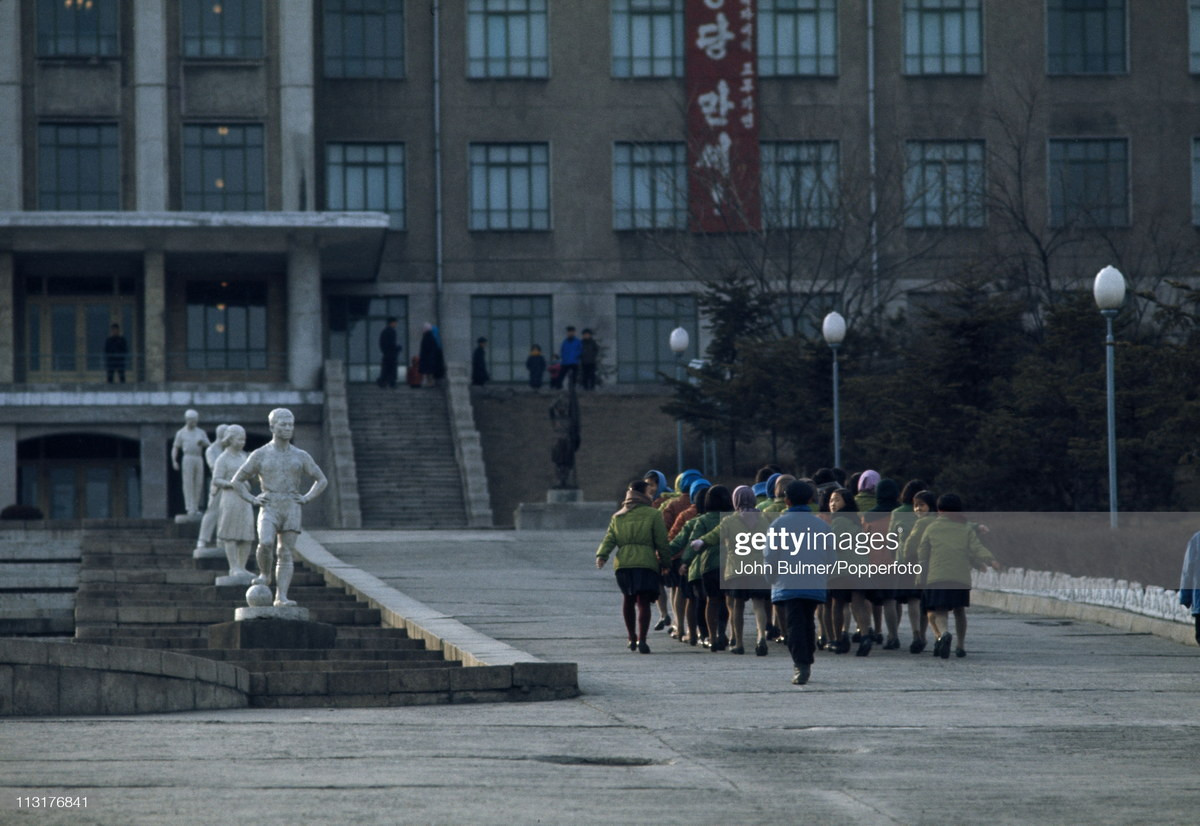 Nhóm trẻ em đi theo hàng lối vào Cung Thiếu nhi.