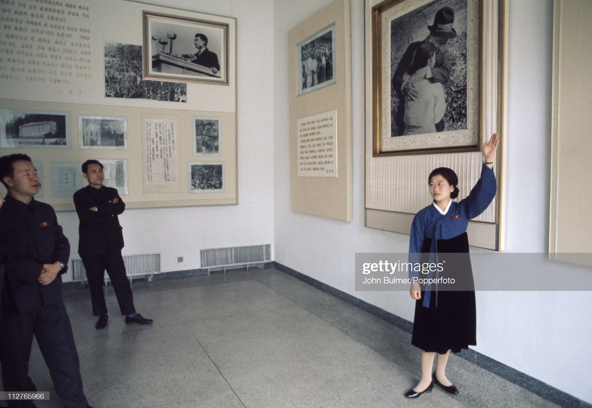 Nữ hướng dẫn viên mặc trang phục truyền thống thuyết minh cho khách tham quan tại Bảo tàng Cách mạng.