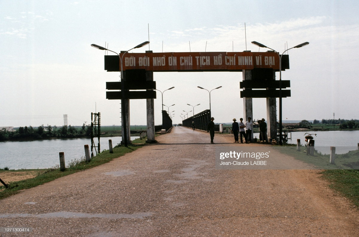 Cầu Hiền Lương trến sông Bến Hải (Quảng Trị) từng là biểu tượng của sự chia cắt hai miền Nam - Bắc, đến năm 1978 đã trở thành di tích lịch sử.