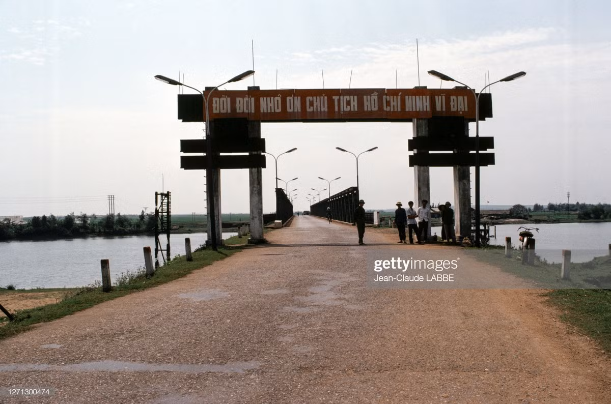 Cầu Hiền Lương trến sông Bến Hải (Quảng Trị) từng là biểu tượng của sự chia cắt hai miền Nam - Bắc, đến năm 1978 đã trở thành di tích lịch sử.