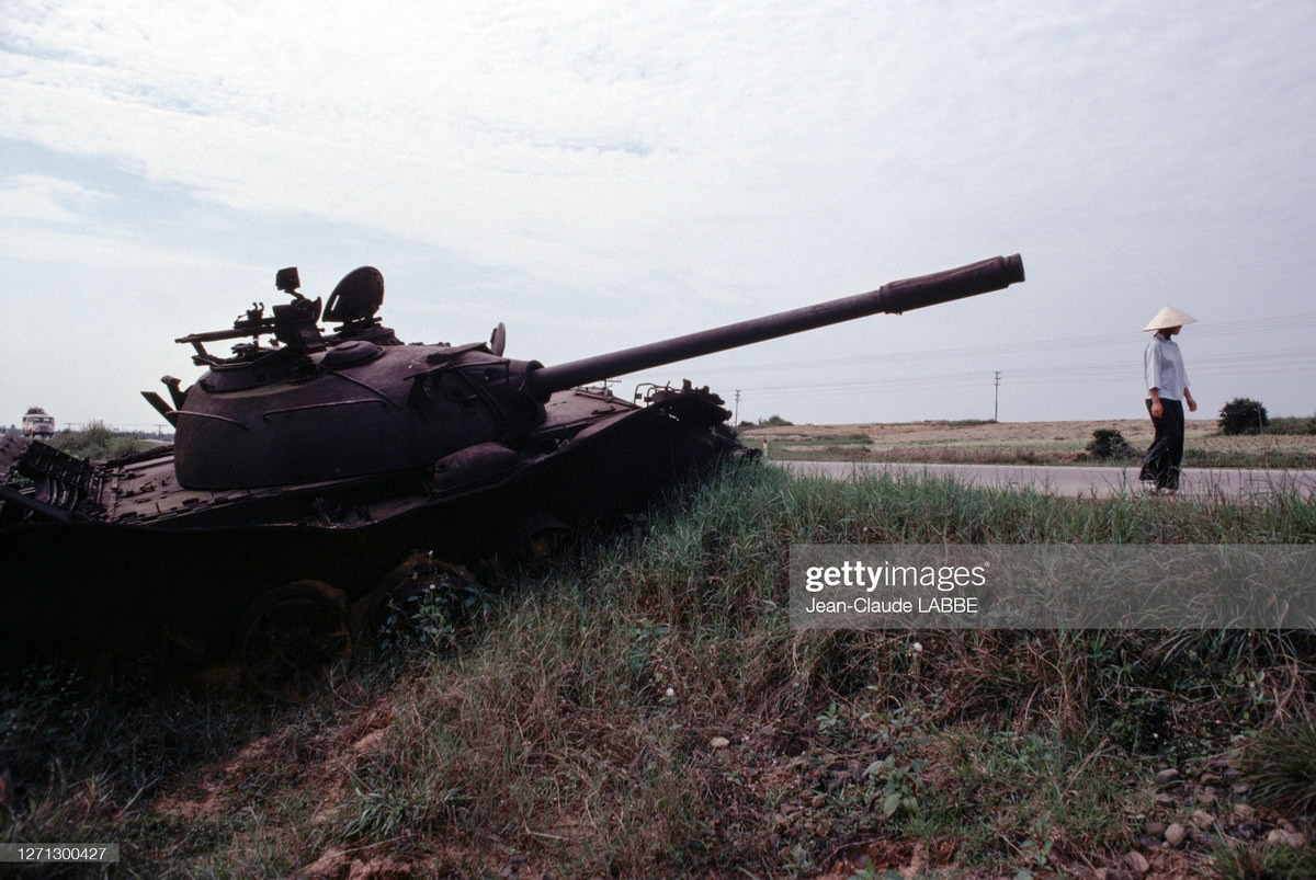 Xác một chiếc xe tăng nằm bên đường.