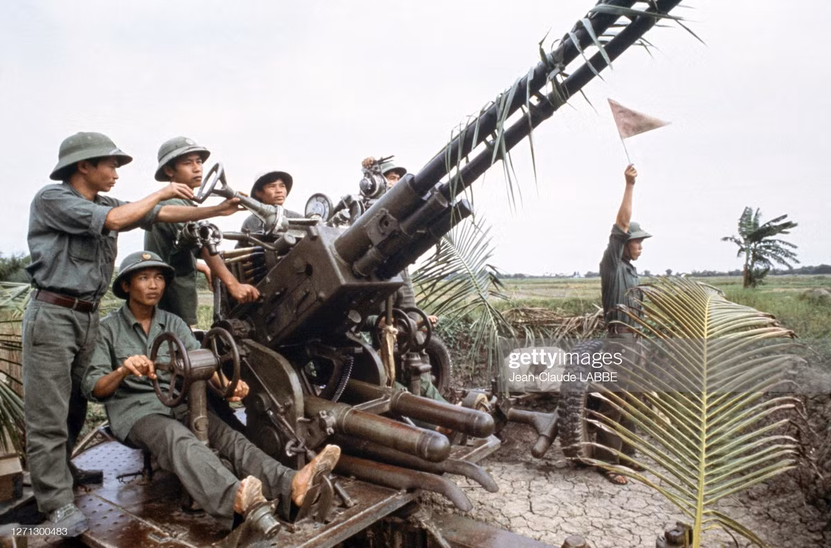 Một khẩu đội pháo phòng không của Quân đội Nhân dân Việt Nam trực chiến ở khu vực biên giới Tây Nam.