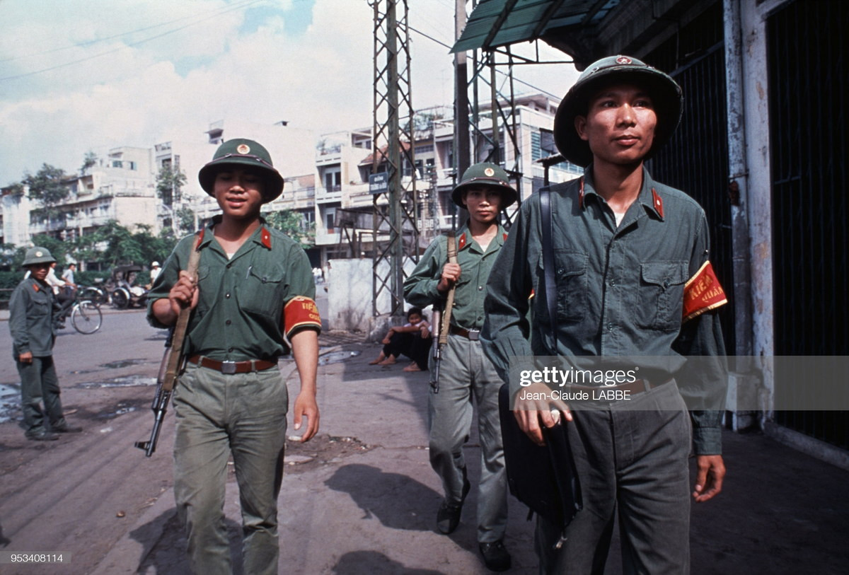Các chiến sĩ Quân đội Nhân dân Việt Nam tuần tra trên đường phố TP. HCM, Việt Nam năm 1978. Ảnh: Jean-Claude Labbe/ Getty Images.