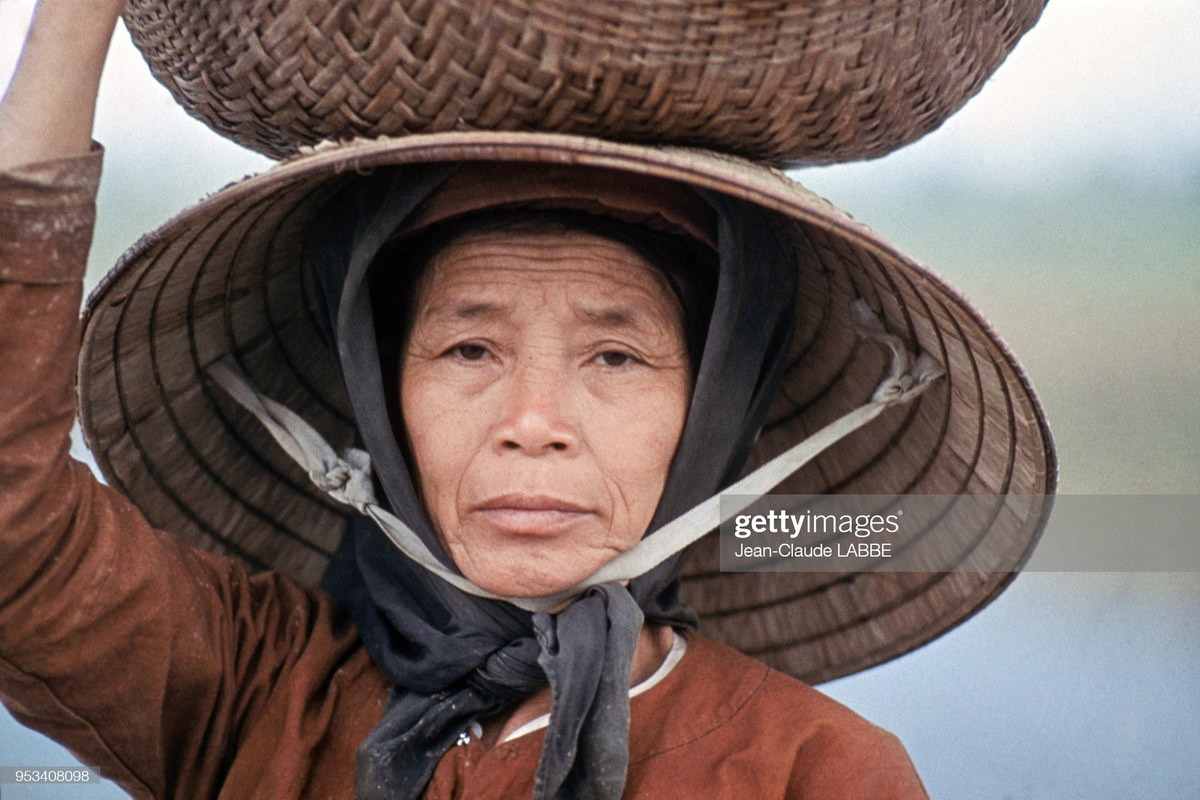 Chân dung một cụ bà ở vùng nông thôn Việt Nam năm 1978.