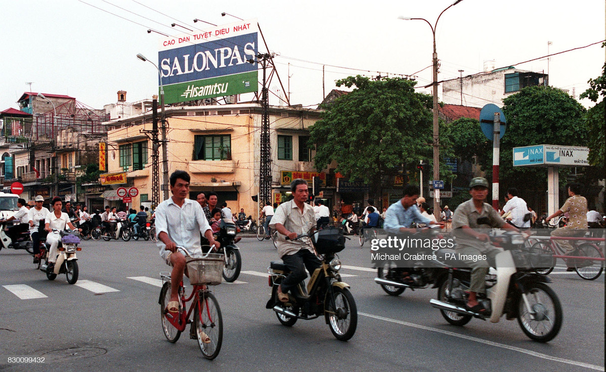 Ngã tư Cát Linh - Tôn Đức Thắng ở Hà Nội, Việt Nam thập niên 1990. Ảnh: Michael Crabtree/ Getty Images.