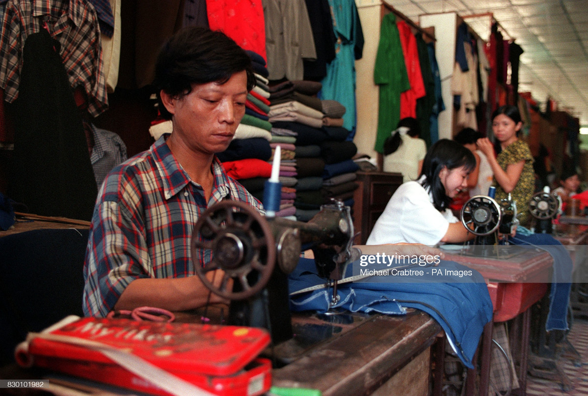 Người thợ làm việc trong tiệm may ở phố cổ Hội An.