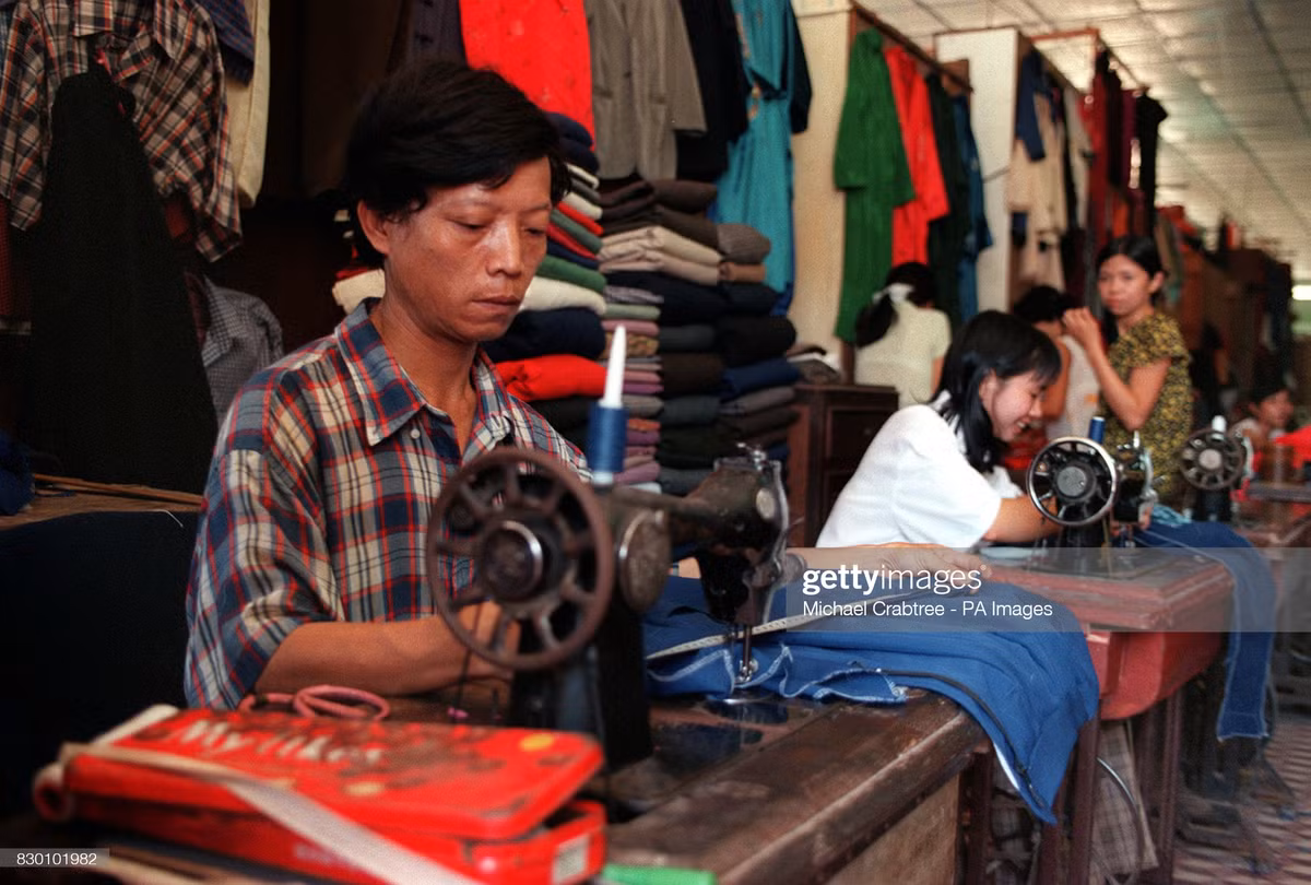 Người thợ làm việc trong tiệm may ở phố cổ Hội An.