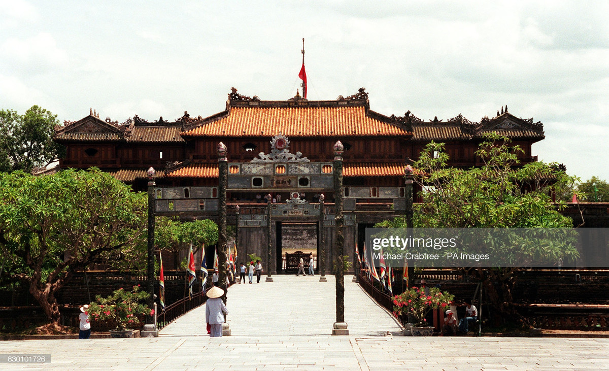 Cầu Trung Đạo và Ngọ Môn ở Hoàng thành Huế thập niên 1990.